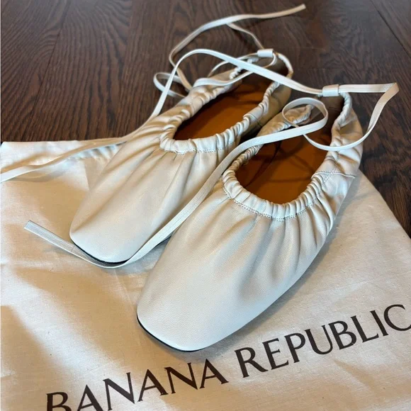 Banana Republic Ruched Leather Ballet Flat - Picture 4 of 7